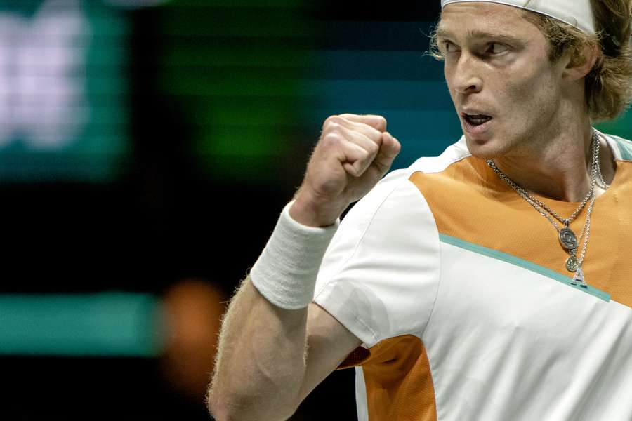 Top 10-spelers Andrej Rublev en Holger Rune treffen elkaar in de vierde ronde