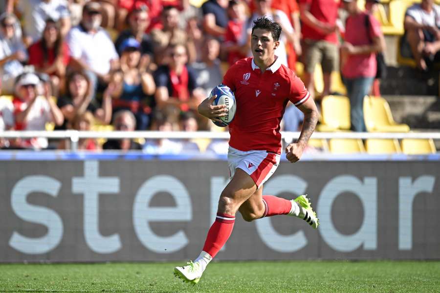 Wales wing Louis Rees-Zammit dives to score aginst Georgia