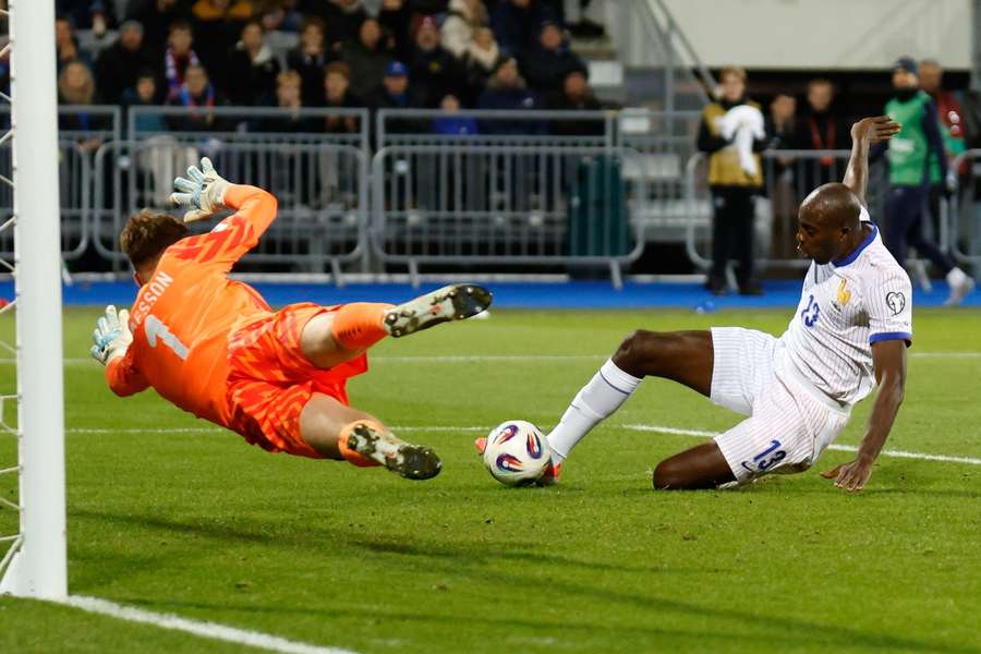 Der Ex-Mainzer Mateta (r.) erzielte sein erstes Länderspieltor für Frankreich