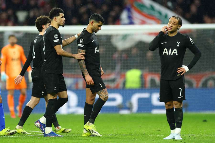 Cristian Romero, do Tottenham Hotspur, abandona o relvado