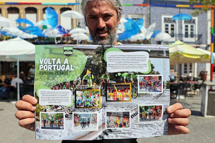 O diretor desportivo da Tavfer-Ovos Matinados-Mortágua, Gustavo Veloso, mostra a caderneta de cromos da equipa agora lançada