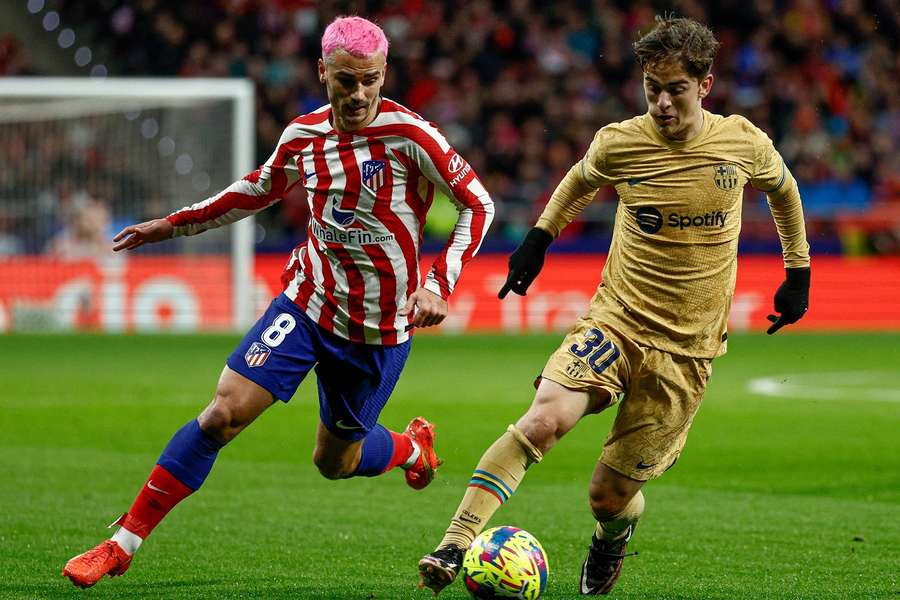 Antoine Griezmann van Atletico en Gavi van Barcelona in actie