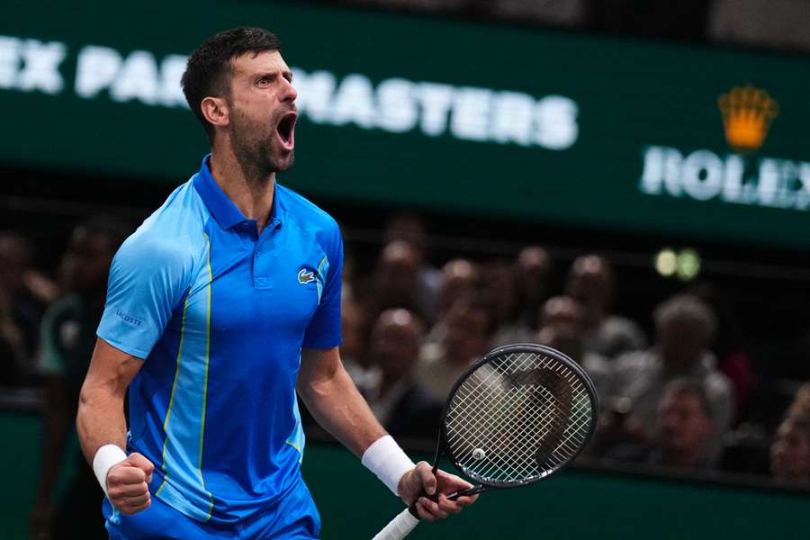 Novak Djokovic świętuje po wygraniu ćwierćfinału singla mężczyzn z Holgerem Rune