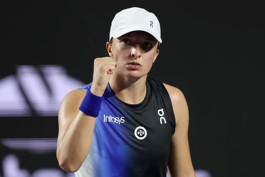 WTA Finals Swiatek vence Vondrousova na estreia; Gauff atropela Jabeur