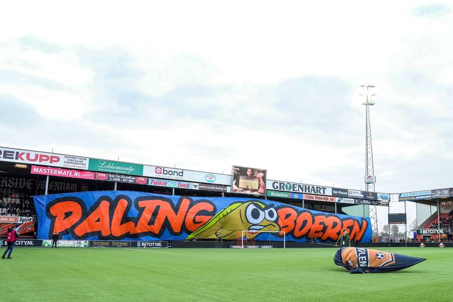 Feyenoord glijdt in aanloop naar Klassieker uit over palingboeren uit Volendam