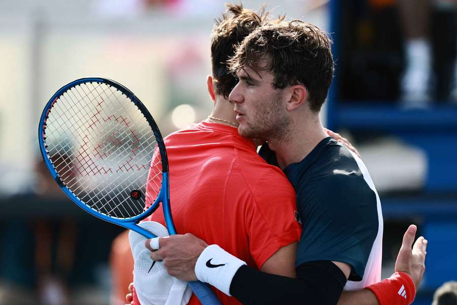Jack Draper congratulates Jakub Mensik after suffering defeat in Miami