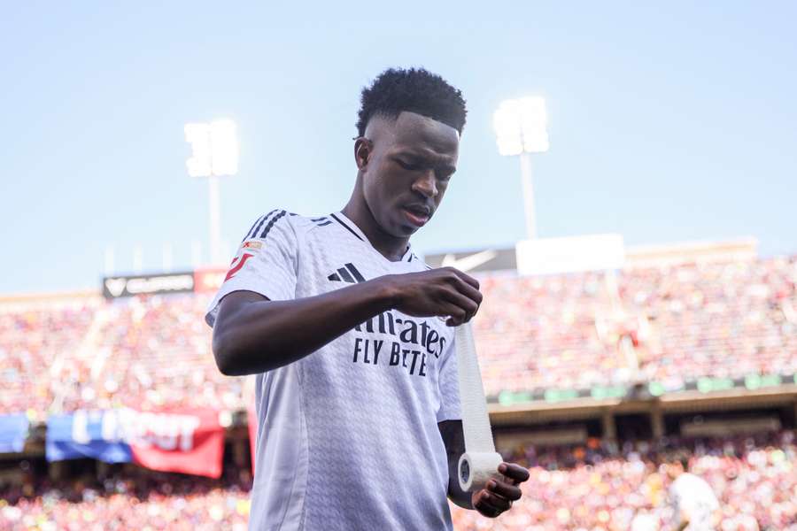 Vinícius tem contrato até 2027 Vinícius tem contrato até 2027