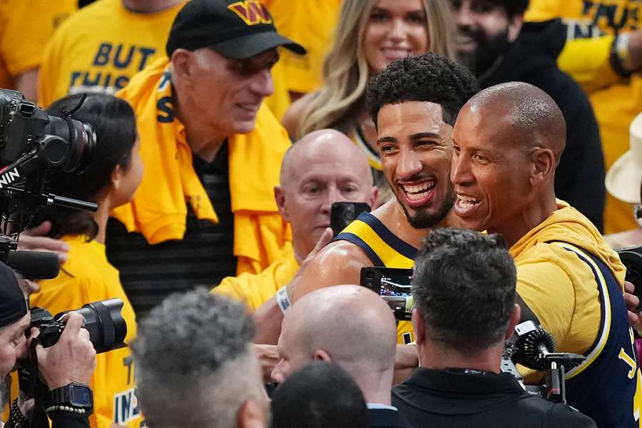 Haliburton e Reggie Miller festeggiano la vittoria dei Pacers.