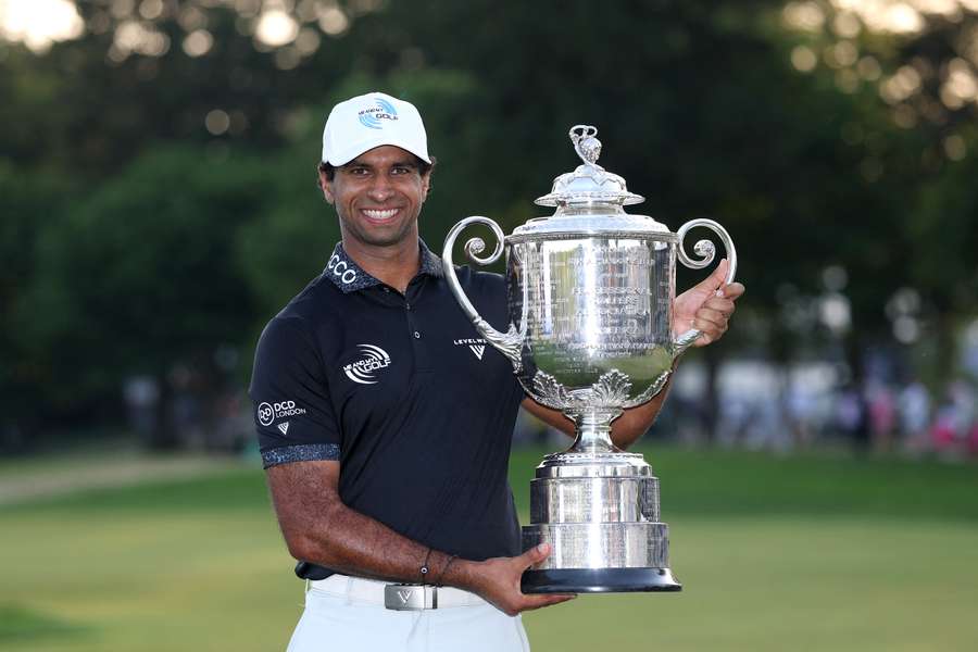 Aaron Rai posant avec son nouveau trophée.