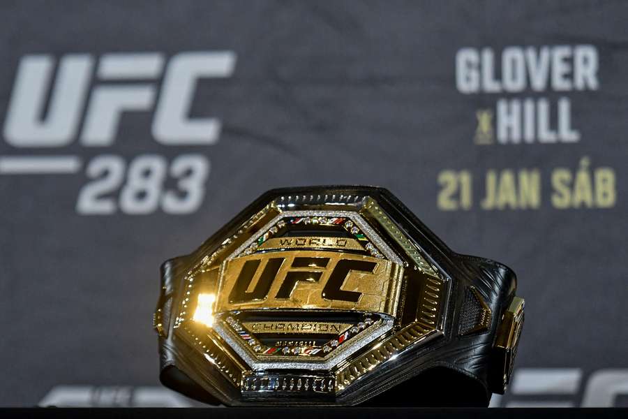 Cinturão do UFC, entregue aos campeões.