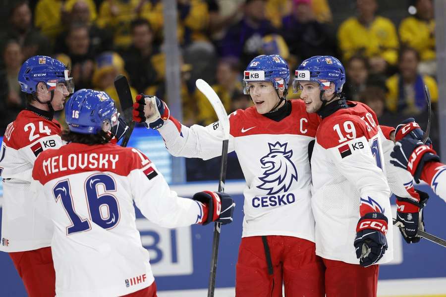 Jiří Kulich (druhý zprava) dovedl v roli kapitána českou hokejovou reprezentaci do 20 let k bronzové medaili