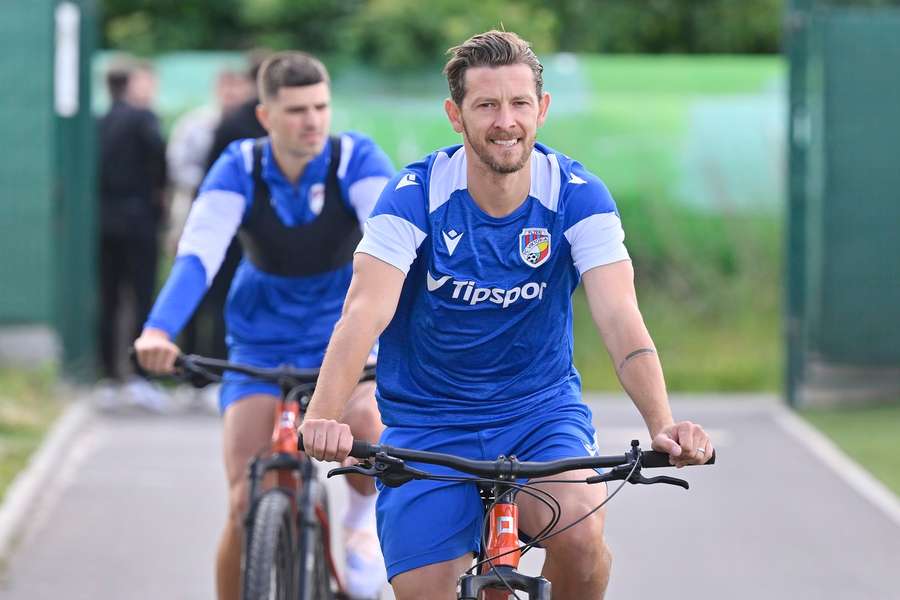 Záložník Viktorie Patrik Hrošovský v přípravě. Záložník Viktorie Patrik Hrošovský v přípravě.