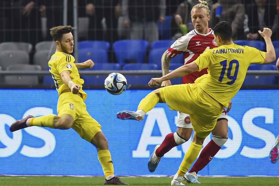 Denemarken gaf een 2-0 voorsprong op het kunstgras van Astana volledig uit handen