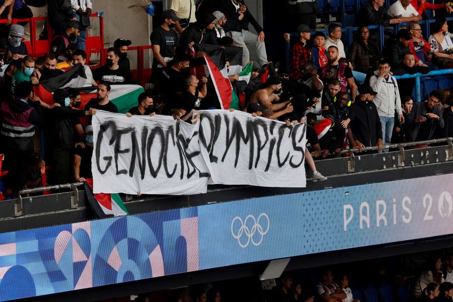 Des supporters au Parc des Princes samedi.