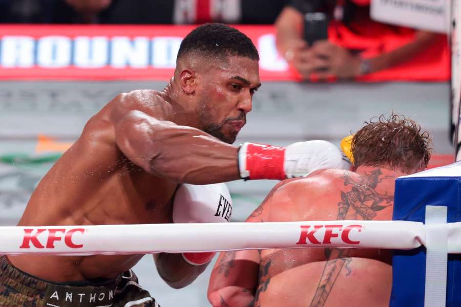 Klarer Sieg für Anthony Joshua (l.)