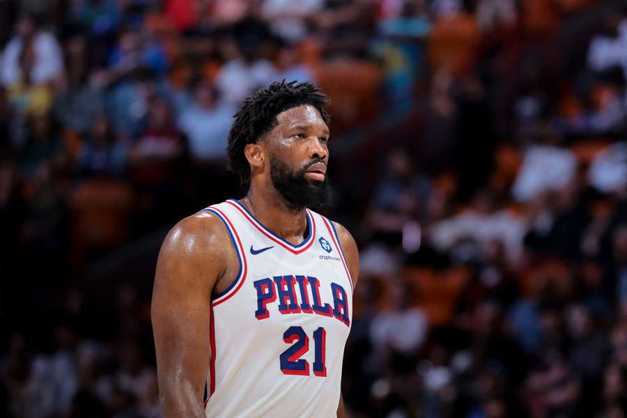 Embiid lo intenta sin éxito en Miami
