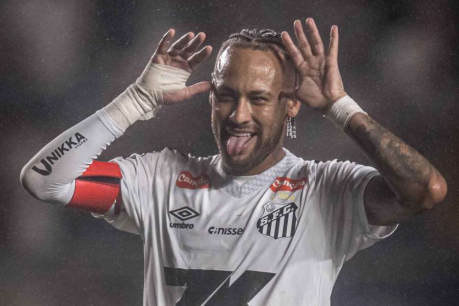 Neymar voltou a atuar e brilhou em particular do Santos