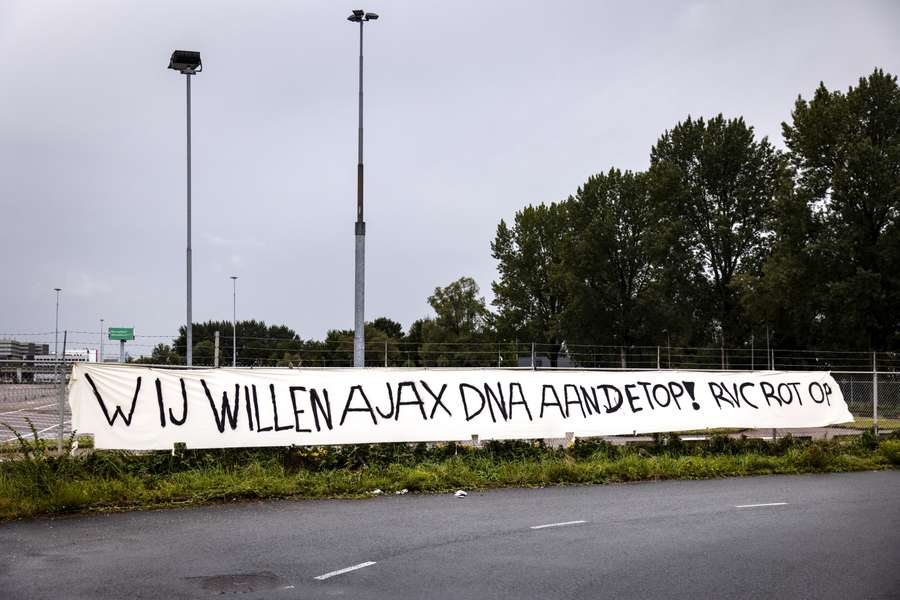 Een spandoek bij de parkeerplaats van De Toekomst