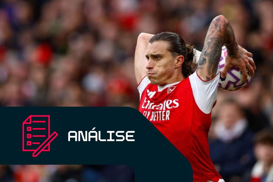 Riccardo Calafiori, do Arsenal, executa um lançamento lateral longo.