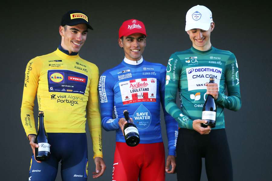 Ayuso, con el maillot amarillo, en el podio como líder de la Vuelta al Algarve Ayuso, con el maillot amarillo, en el podio como líder de la Vuelta al Algarve