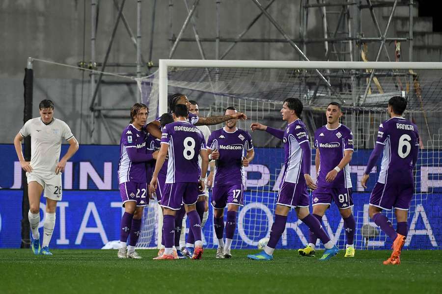 Hráči Fiorentiny slaví gól v zápase s Laziem. Hráči Fiorentiny slaví gól v zápase s Laziem.