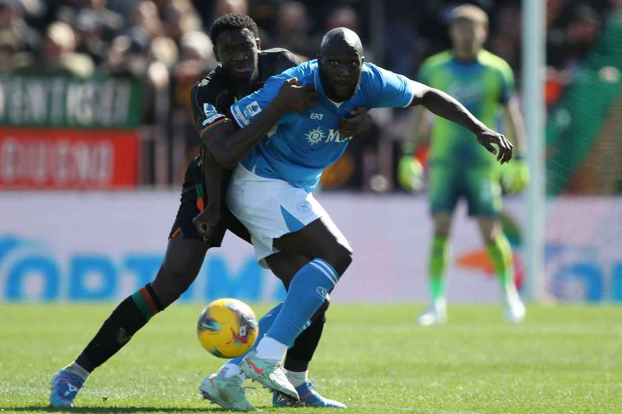 Romelu Lukaku, del Nápoles, lucha por el balón