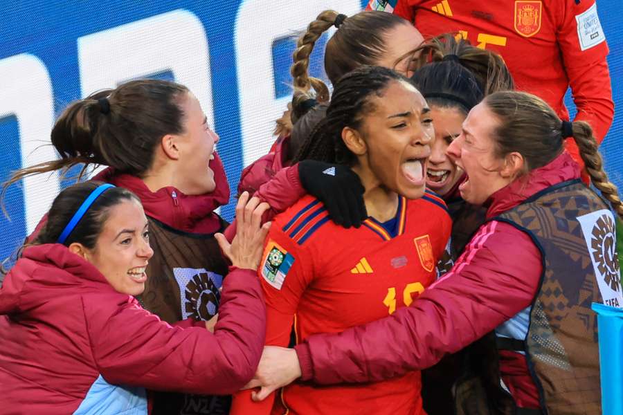 Espanholas abraçam Paralluelo, autora do gol da vitória