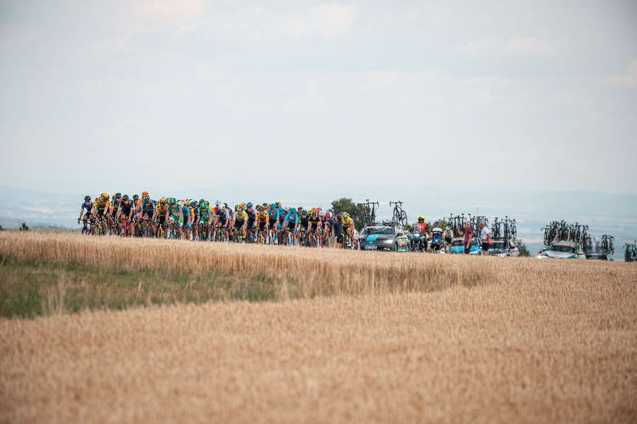 Z náměstí T. G. Masaryka se vydal peloton krásnou českou krajinou směrem do Uničova.