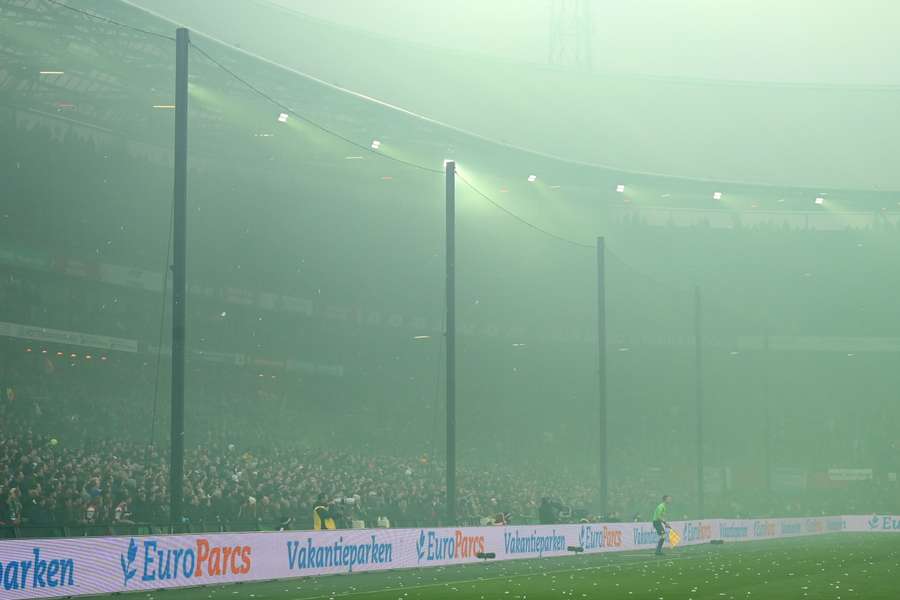 Er komen weer hoge netten te hangen in De Kuip bij de Klassieker