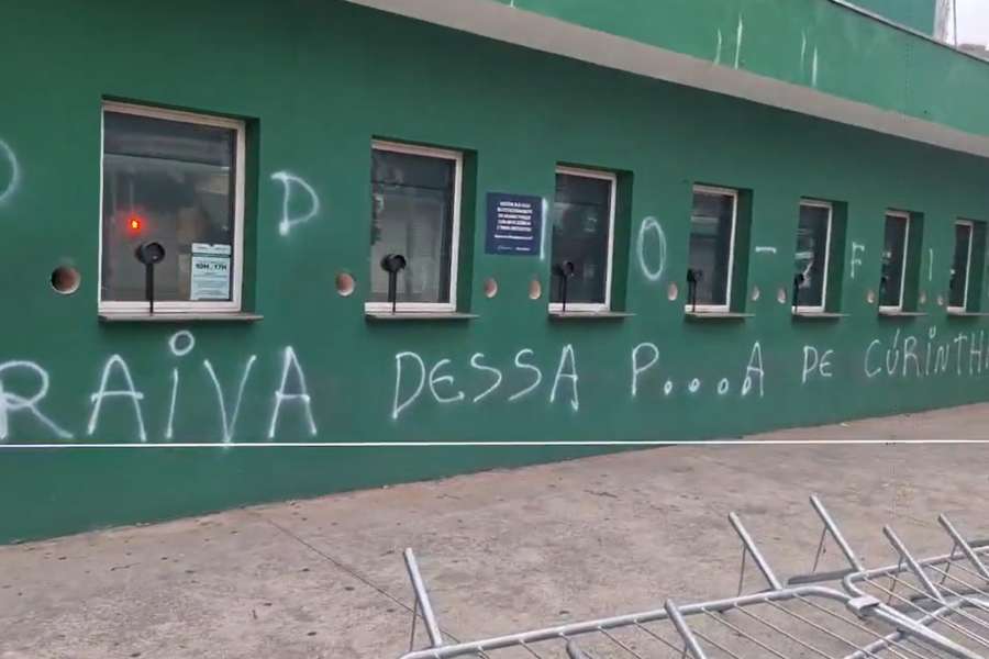 Muros do Allianz Parque grafitados após derrota no clássico