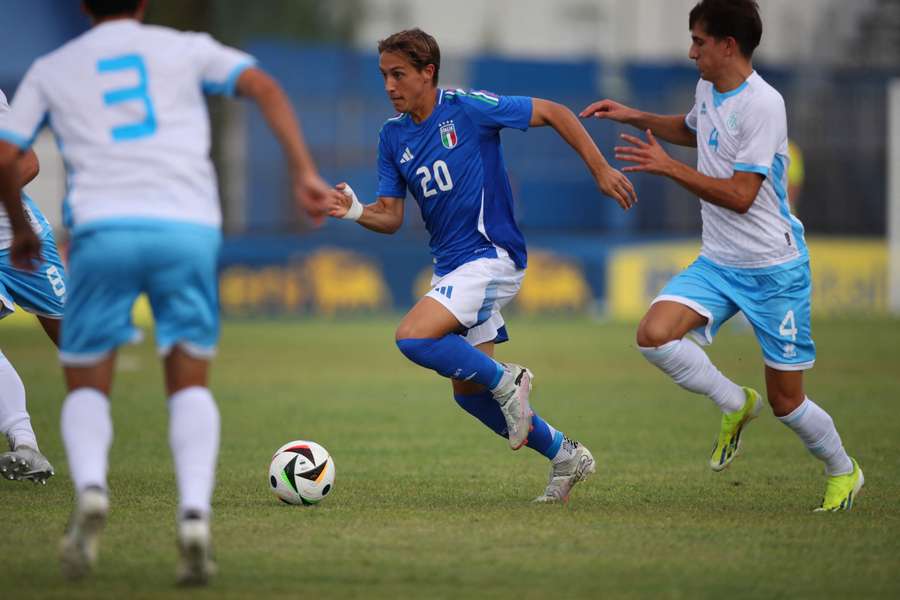 Jacopo Fazzini em ação com a equipa sub-21 de Itália