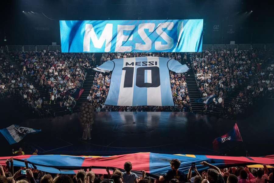 Depois dos estádios, Messi agora também atrai multidões no teatro