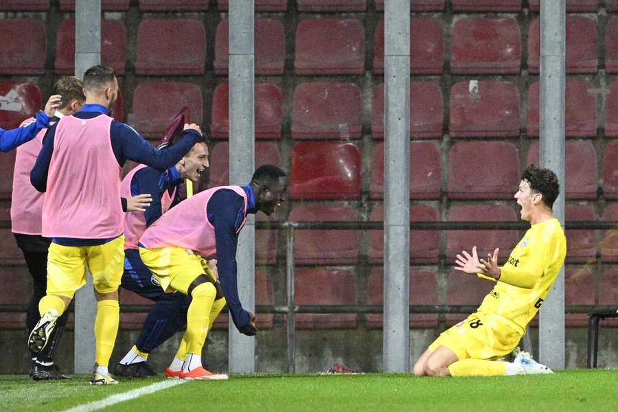 Fotbalisté Sigmy se radují z premiérového ligového gólu Jana Fialy.