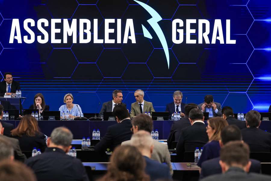 Reinaldo Teixeira (C-E), presidente da Liga Portugal