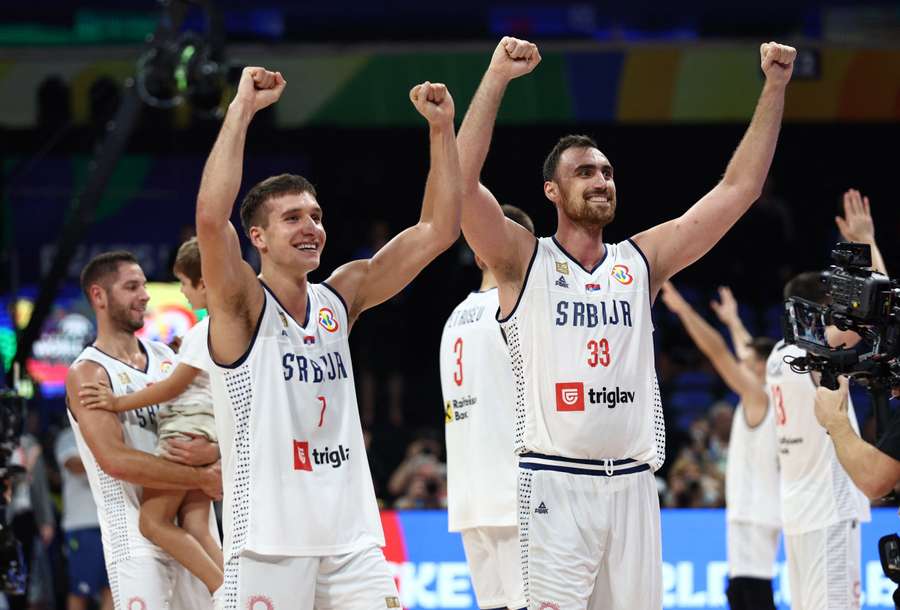 Bogdan Bogdanovic et Nikola Milutinov de Serbie célèbrent leur victoire.