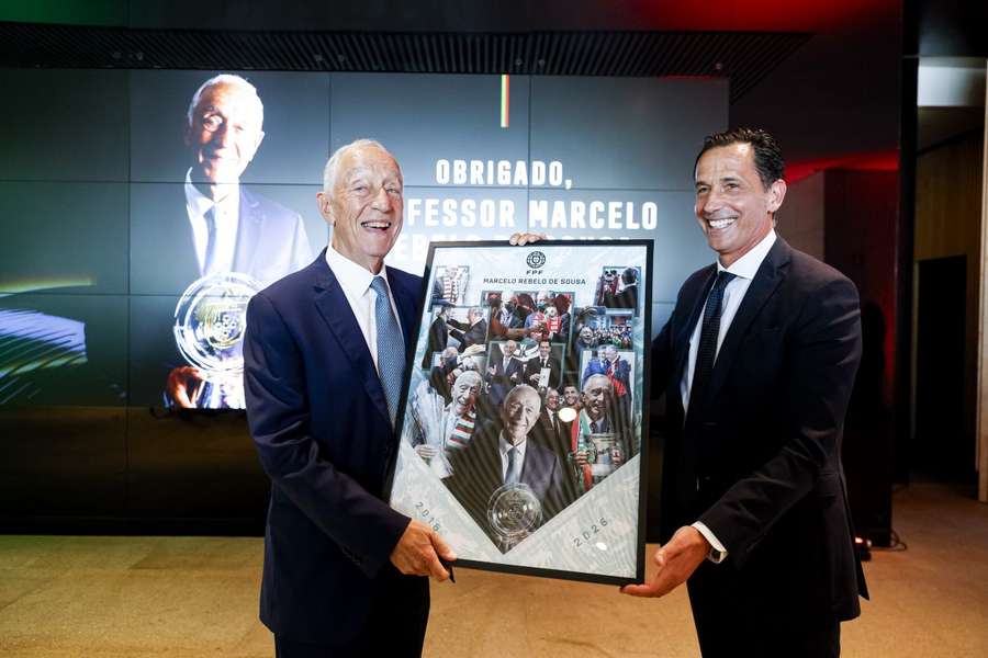 Ex-Presidente recebeu uma lembrança simbólica com vários momentos da sua ligação à FPF
