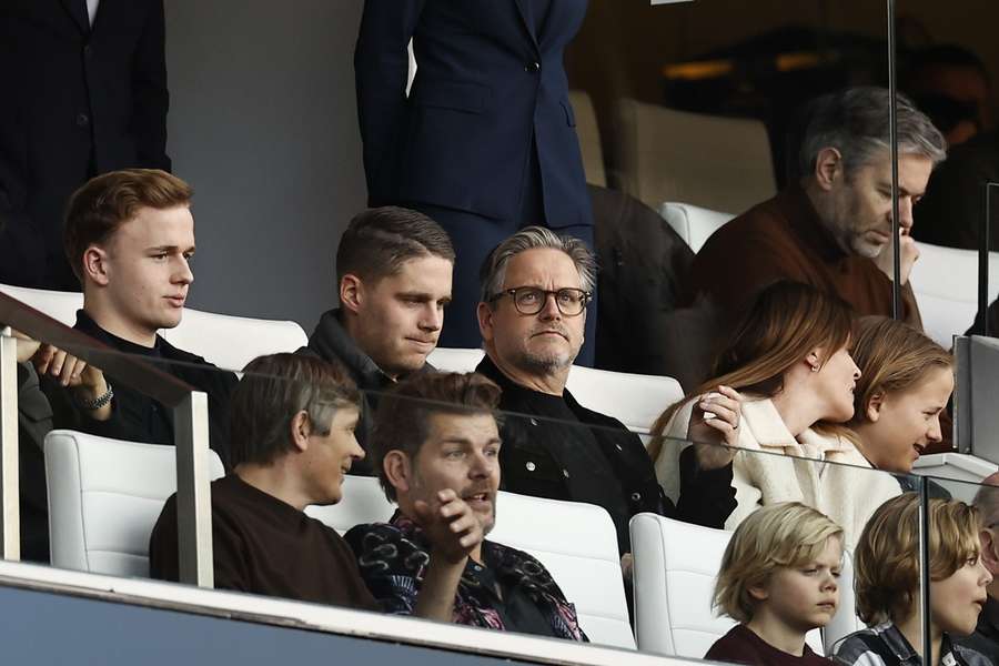 Joey Veerman op de tribune met doelman Niek Schiks (L) en zanger Guus Meeuwis tijdens PSV - Feyenoord