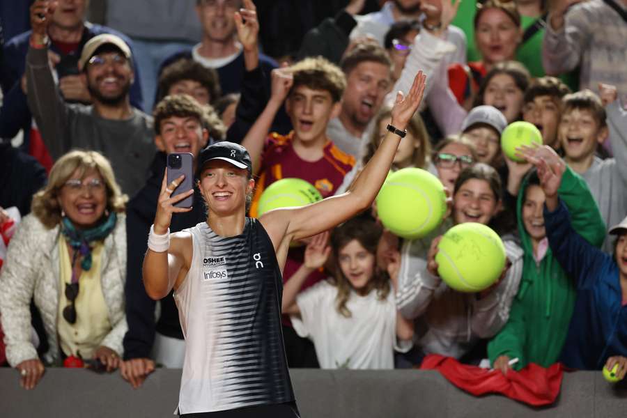 Turniej WTA w Rzymie - Świątek pokonała Osakę i zagra w ćwierćfinale (krótka) Turniej WTA w Rzymie - Świątek pokonała Osakę i zagra w ćwierćfinale (krótka)