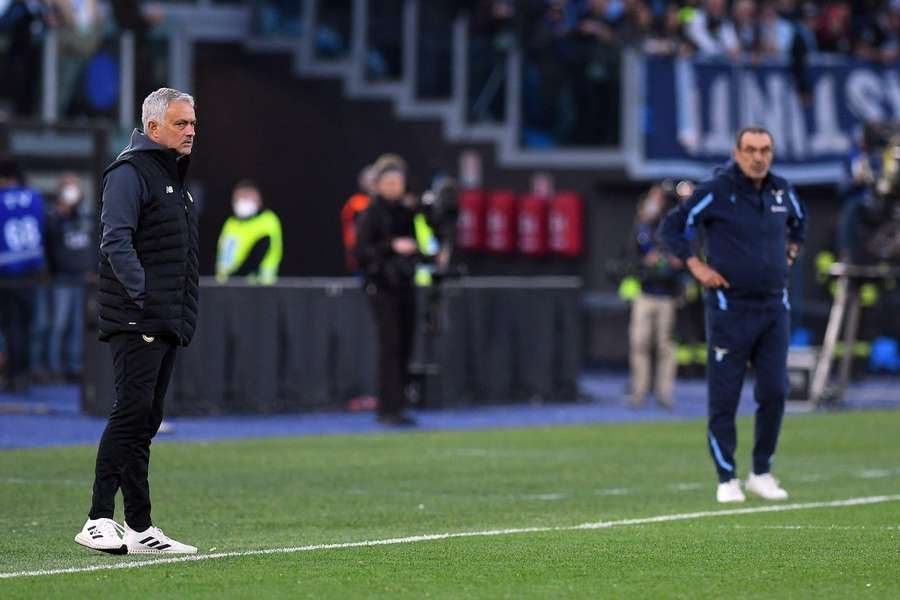 Das Derby della Capitale bedeutet auch den Vergleich zwischen Jose Mourinho (l.) und Maurizio Sarri.