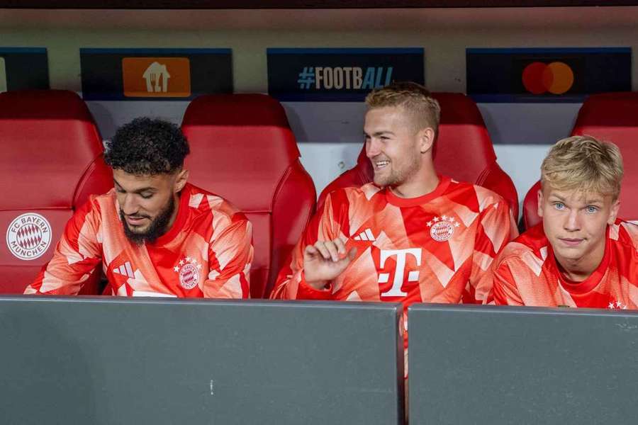 Es probable que Mazraoui (i.) y De Ligt (m.) abandonen el FC Bayern