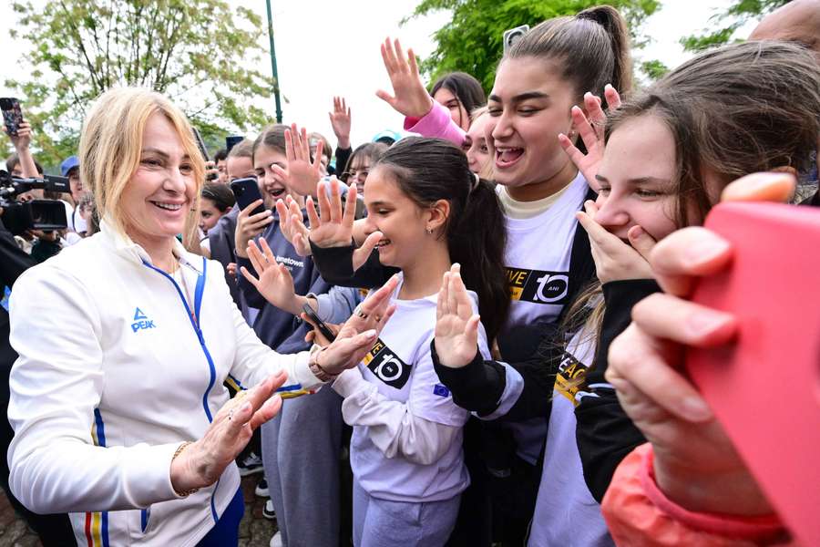 Nadia Comaneci, recibida en su país natal como una heroína