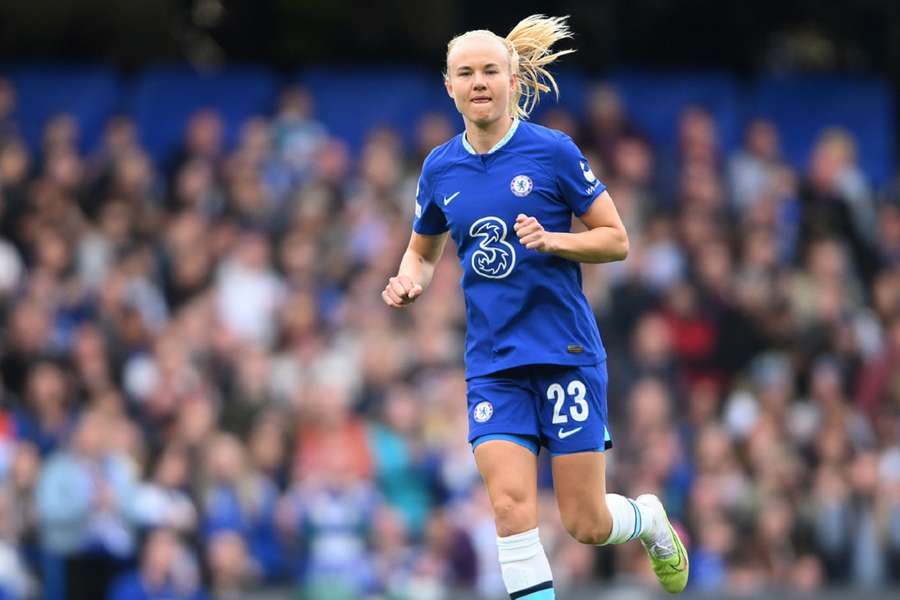 Pernille Harder in het shirt van Chelsea tijdens een wedstrijd in de Champions League