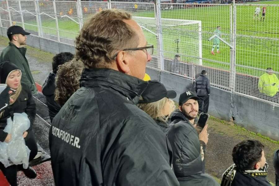 Textor na arquibancada do estádio Presbítero Bartolomé Grella, na Argentina