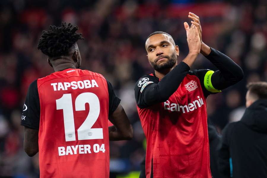Jonathan Tah (r.) applaudiert den Fans in Leverkusen.