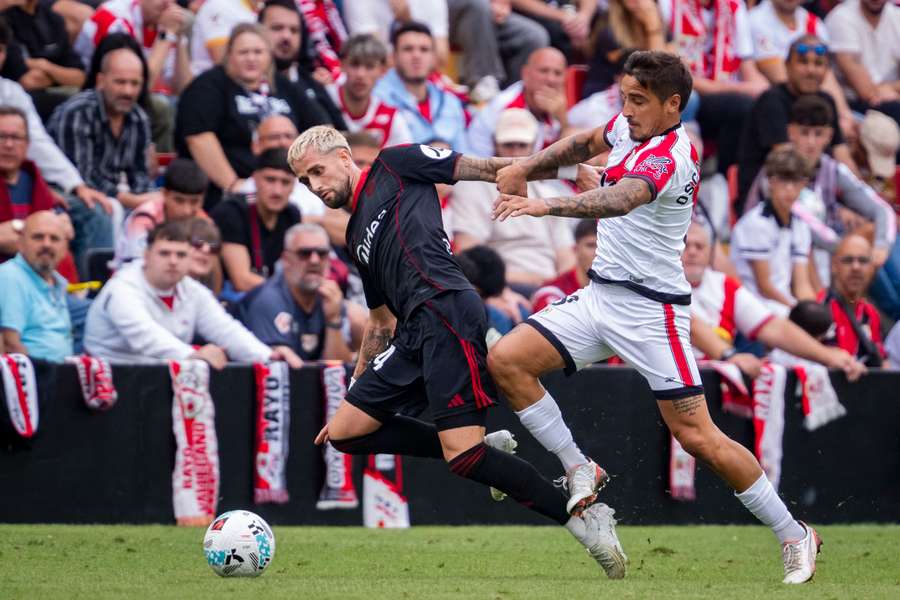 Januzaj y Trejo pelean por la posesión