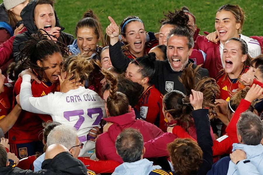 Spain celebrate their last-minute win 