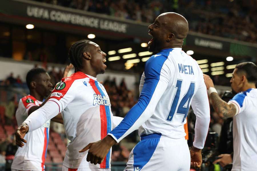 Jean-Philippe Mateta, del Crystal Palace, celebra con Jaydee Canvot tras el primer gol de Ismaila Sarr