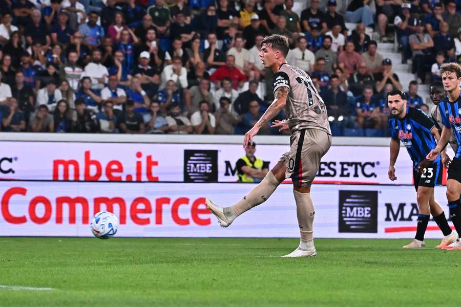 O penálti batido por Daniel Maldini O penálti batido por Daniel Maldini
