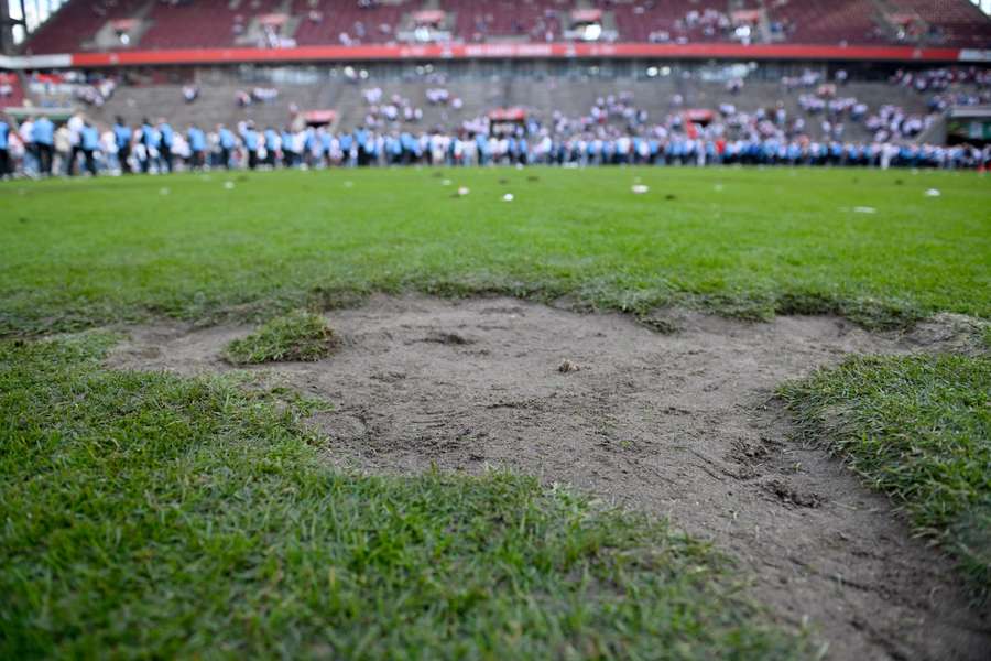 kibice FC Koeln sprzedają w internecie... trawę, która dała awans