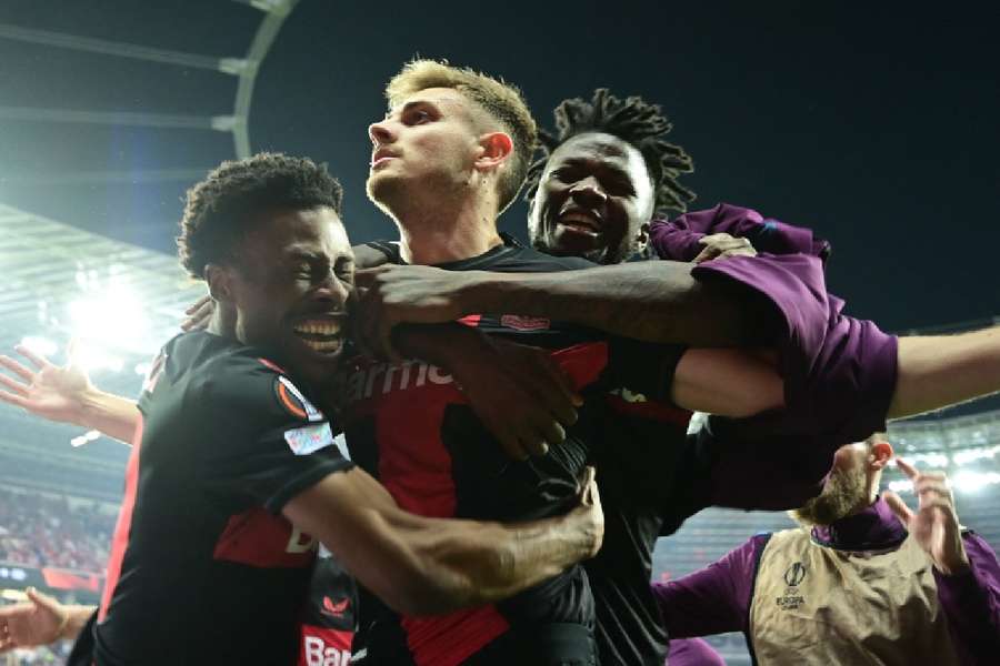Leverkusen celebra marca histórica e vaga na final